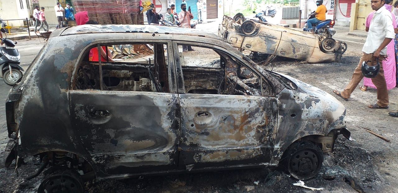 A mob ran amok because of an inflammatory social media post on Prophet Mohammed. The violence targeted the KG Halli police station and the house of Congress’ Pulakeshinagar legislator Akhanda Srinivas Murthy, resulting in the deaths of three people due to police firing. Credit: DH Photo