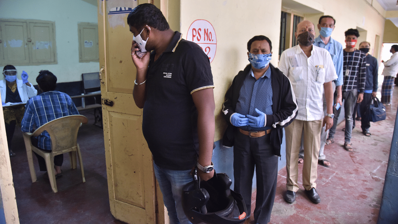 BBMP conducting antigen test for Covid 19, at Krishnaiah Shetty Government School. Credits: DH Photo