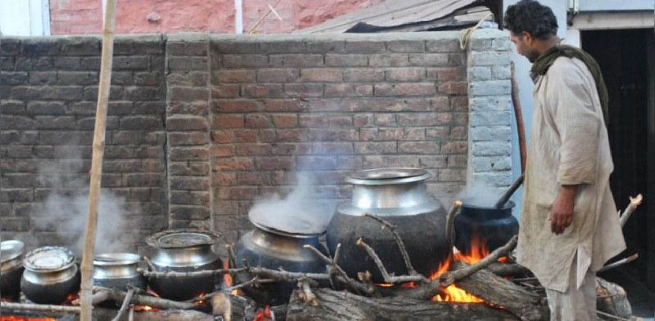 A Waza stirring up a multi-course Wazwan meal in Kashmir. Credit: Wikimedia Commons 