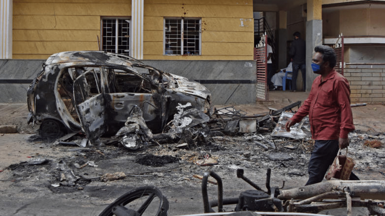 Vehicles burnt by the rampaging mob in DJ Halli. Credits: DH Photo