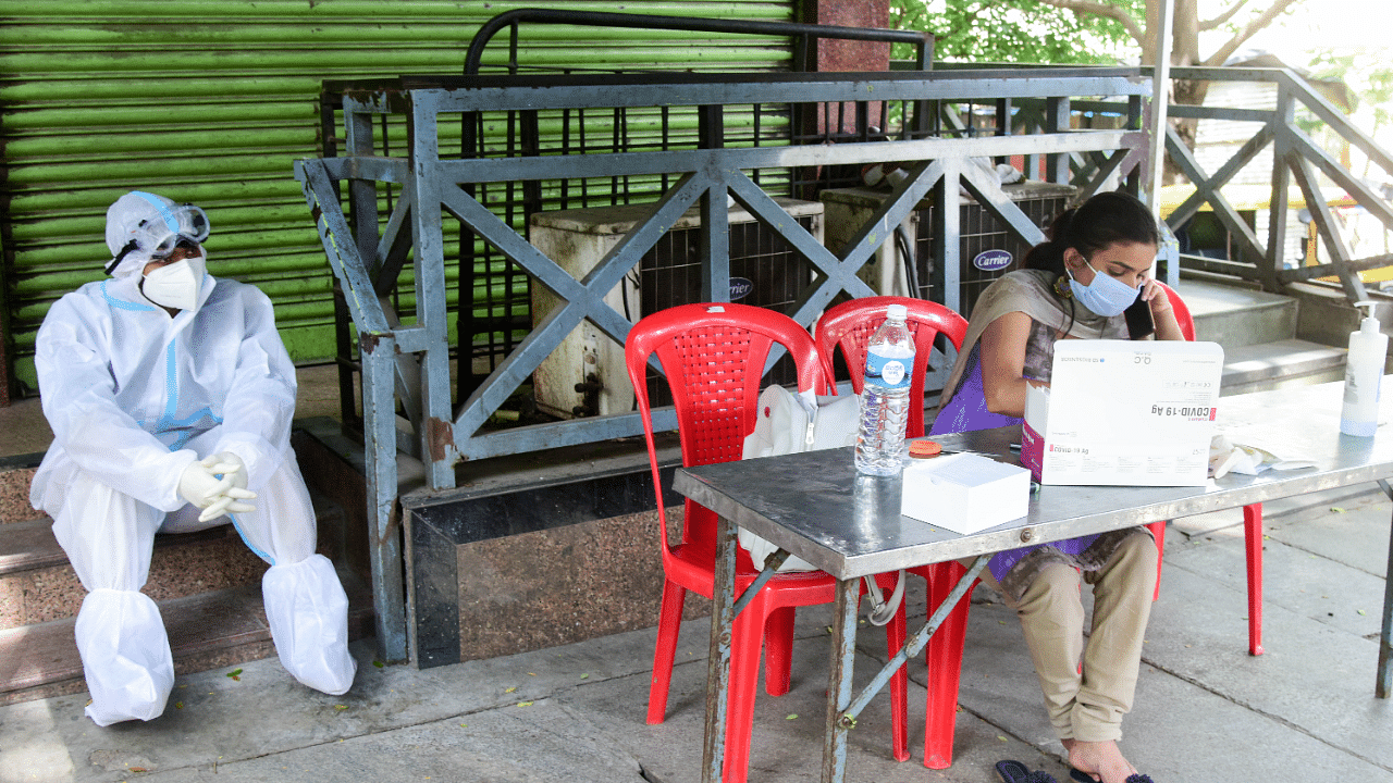 Health workers are waiting for the public, at the free Covid-19. Credits: DH Photo