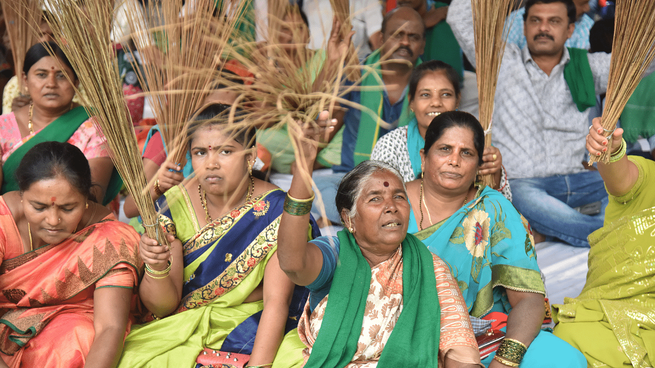 Farmers continue their protest against the government over the delay in the Peripheral Ring Road (PRR) project in front of Bangalore Development Authority (BDA) head office. Credits: DH Photo