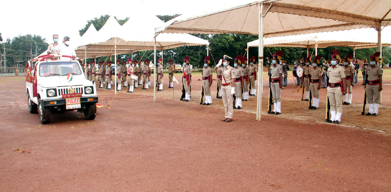 District-in-Charge Minister Kota Srinivas Poojary receives guard of honour from police, during Independence Day celebration, at Nehru Maidan in Mangaluru. Credit: DH Photo