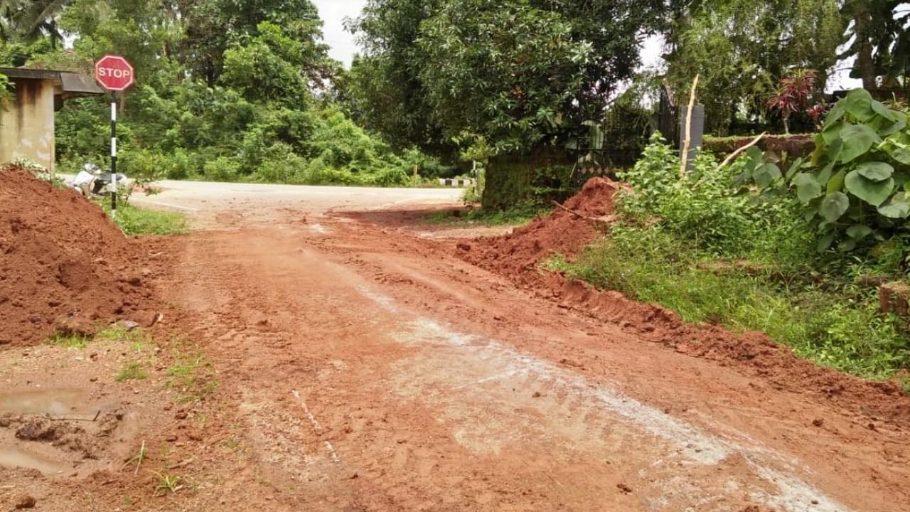 Soil dumped on the road was cleared at Karopadi.
