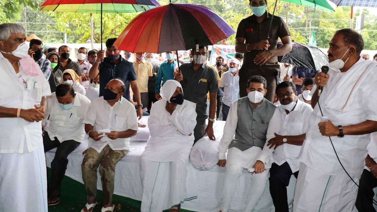 JD(S) supremo H D Deve Gowda, MLAs H D Revanna and others, staged a protest in Hassan on Friday. DH Photo