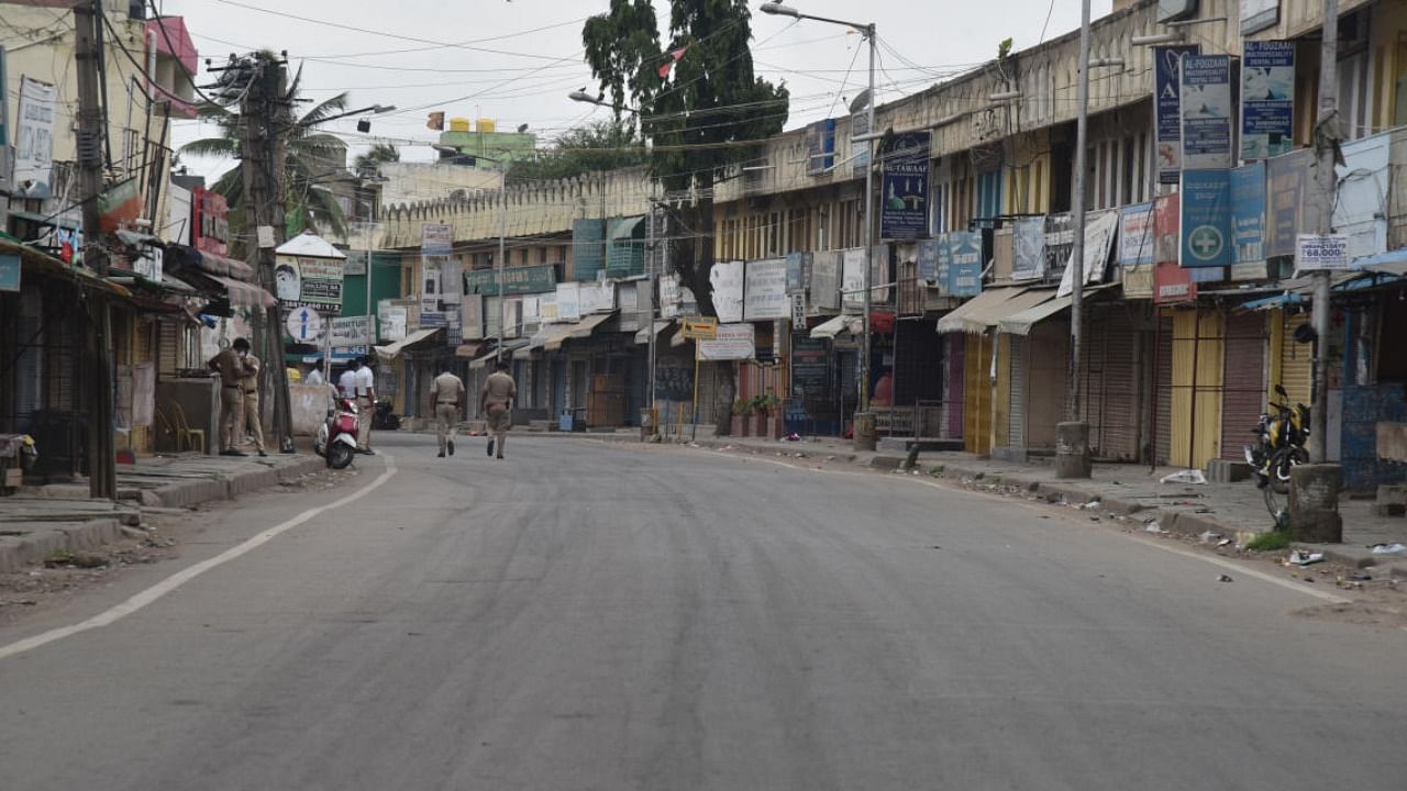 Tannery Road, the northwestern Bengaluru locality that witnessed violent protests on August 11, was deserted on Sunday in view of the prohibitory orders. DH PHOTO/S K DINESH