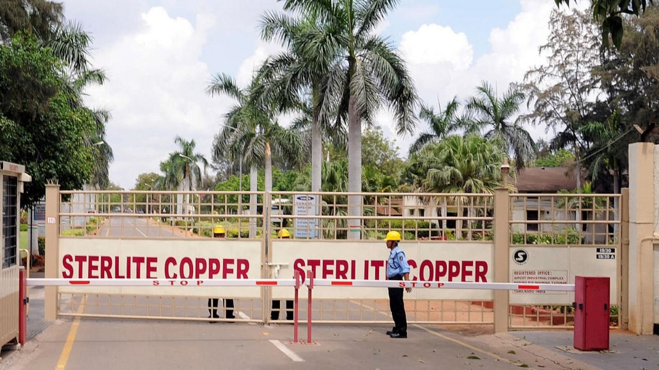 A private security guard stands in front of the main gate of Sterlite Industries Ltd's copper plant in Tuticorin, Tamil Nadu. Credit: Reuters/file photo