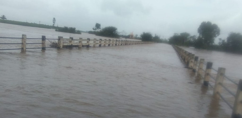 Bridge between Examba in Chikkodi and Danwad in Maharashtra in Chikkodi taluk in Belagavi district has submerged in river Doodhganga waters late on Tuesday. Credit: DH 
