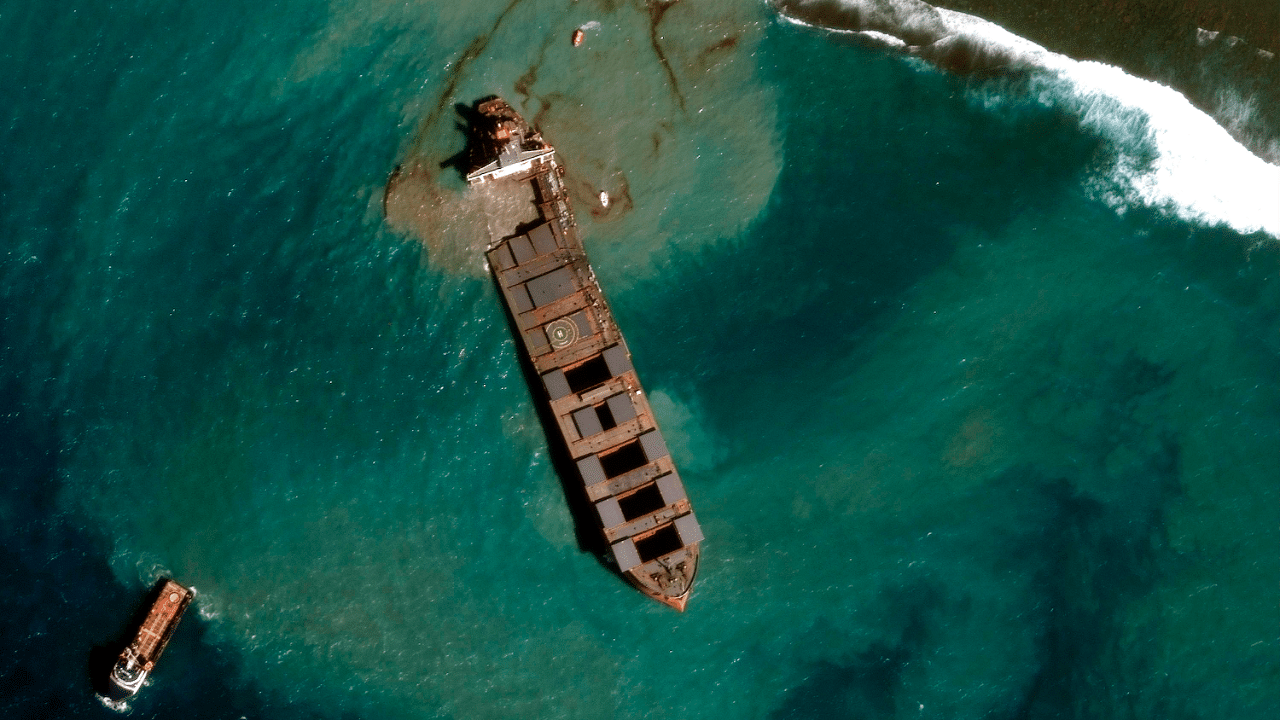 MV Wahashio shipwreck and tugs being towed away from the reef off the coast of Mauritius. - Japan is sending a second team of experts to help clean up more than 1,000 tonnes of oil that leaked from a Japanese-owned bulk carrier. Credits: AFP Photo