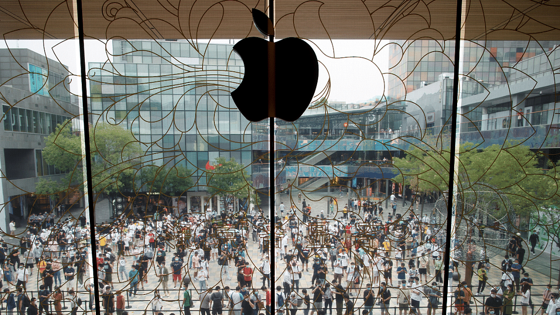 People watch a crowd waiting to enter the new Apple flagship store. Credits: Reuters Photo