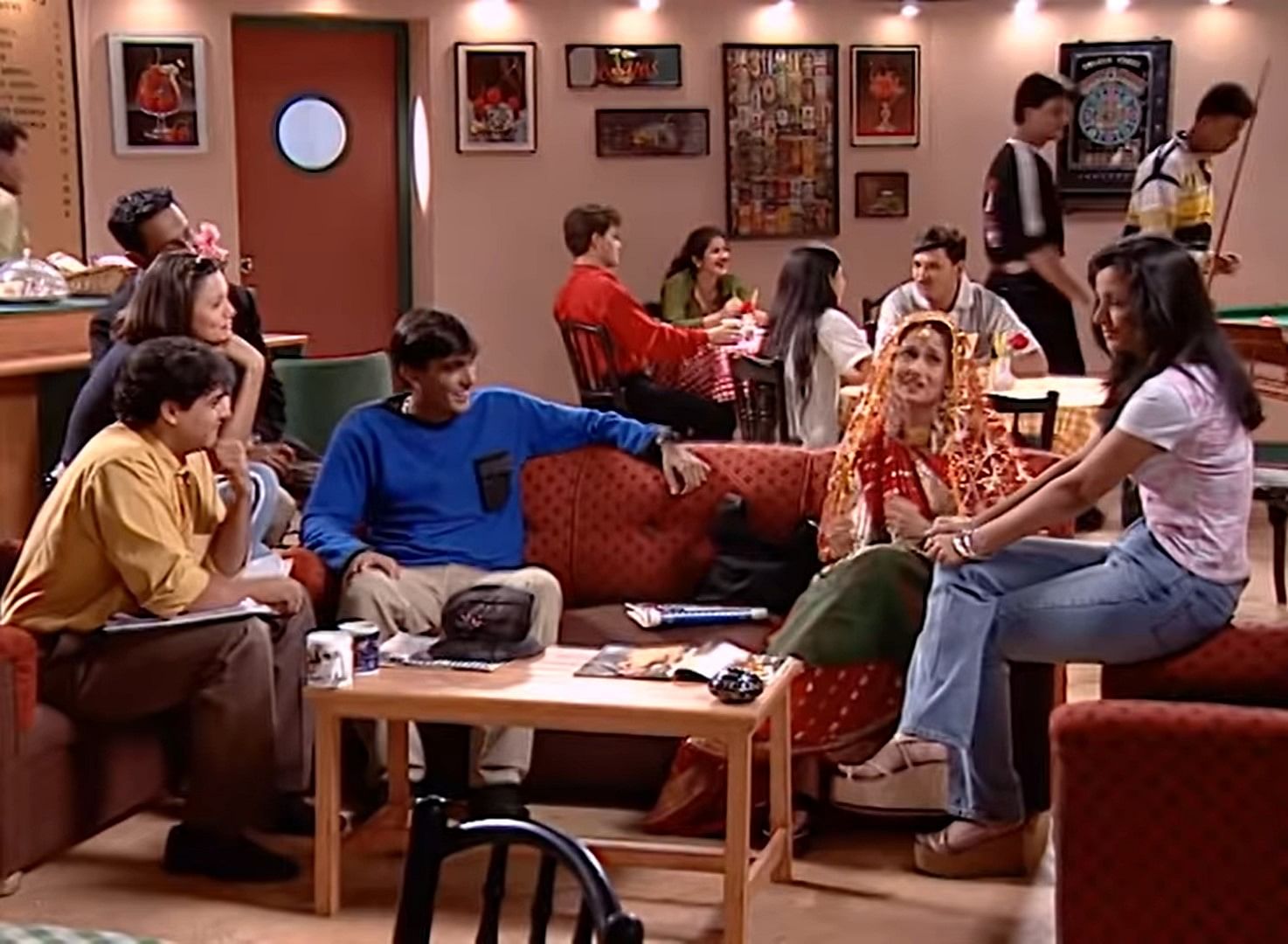 The sitcom starred Simone Singh, Aparna, Maria Goretti, Cyrus Broacha, Nikhil Chinapa and Anil Dimbri.