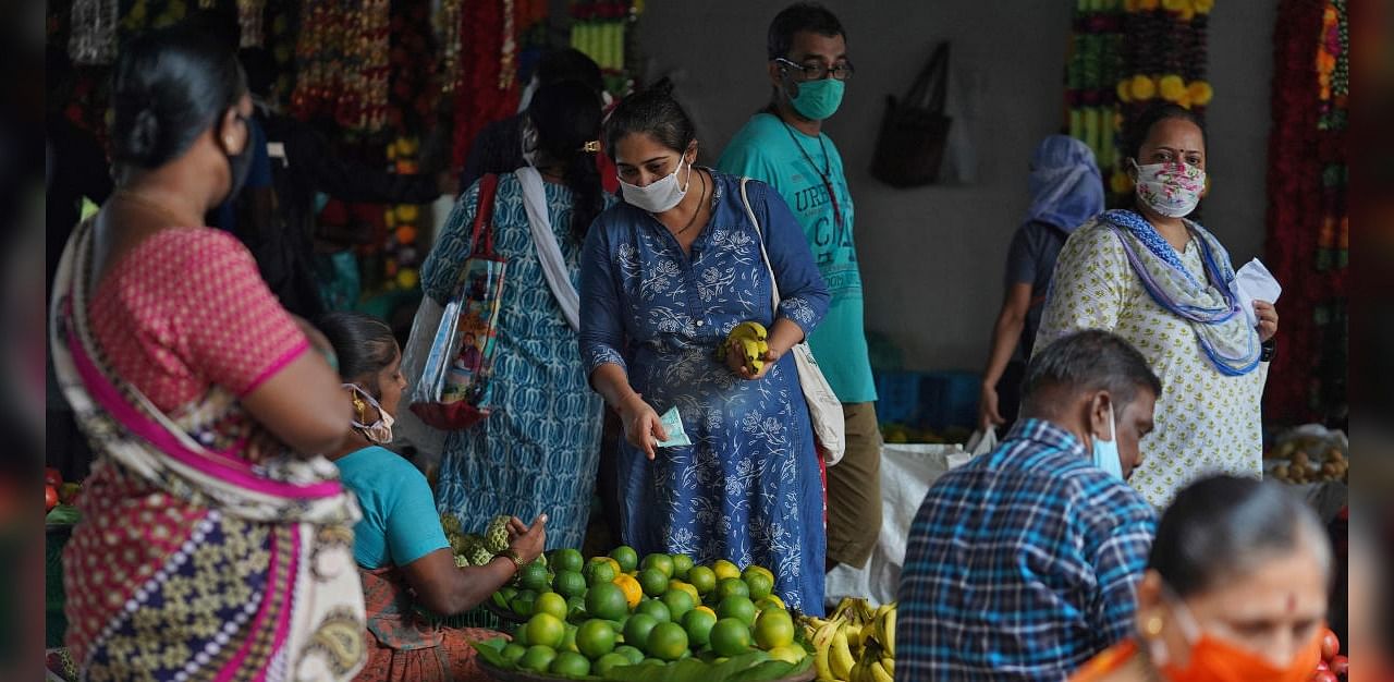 A woman wearing a protective face mask buys fruit in a market, amidst the spread of the coronavirus disease (COVID-19) in Mumbai, India, August 20, 2020. Credit: Reuters Photo