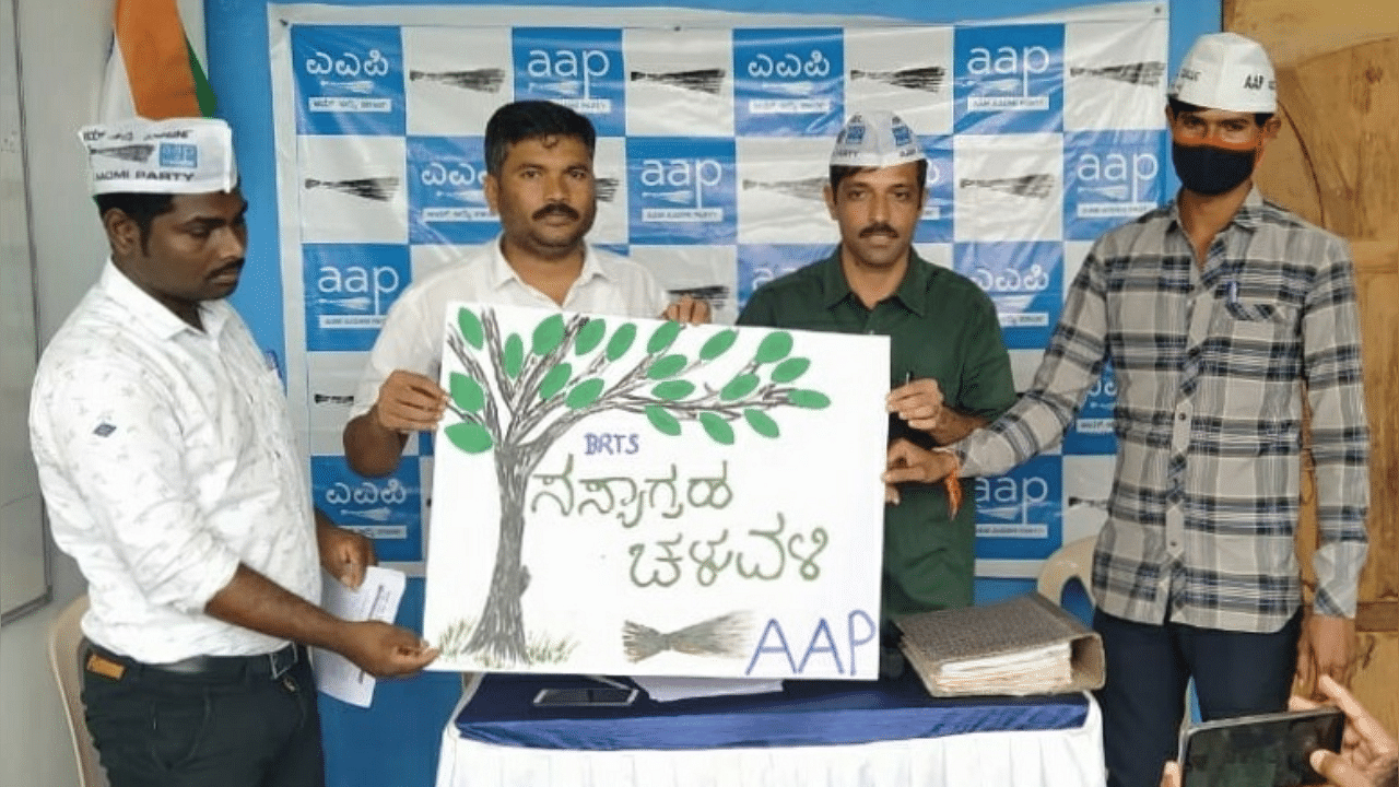 Members of AAP release a poster of Sasyagraha Chaluvali in Hubballi. Credits: DH Photo