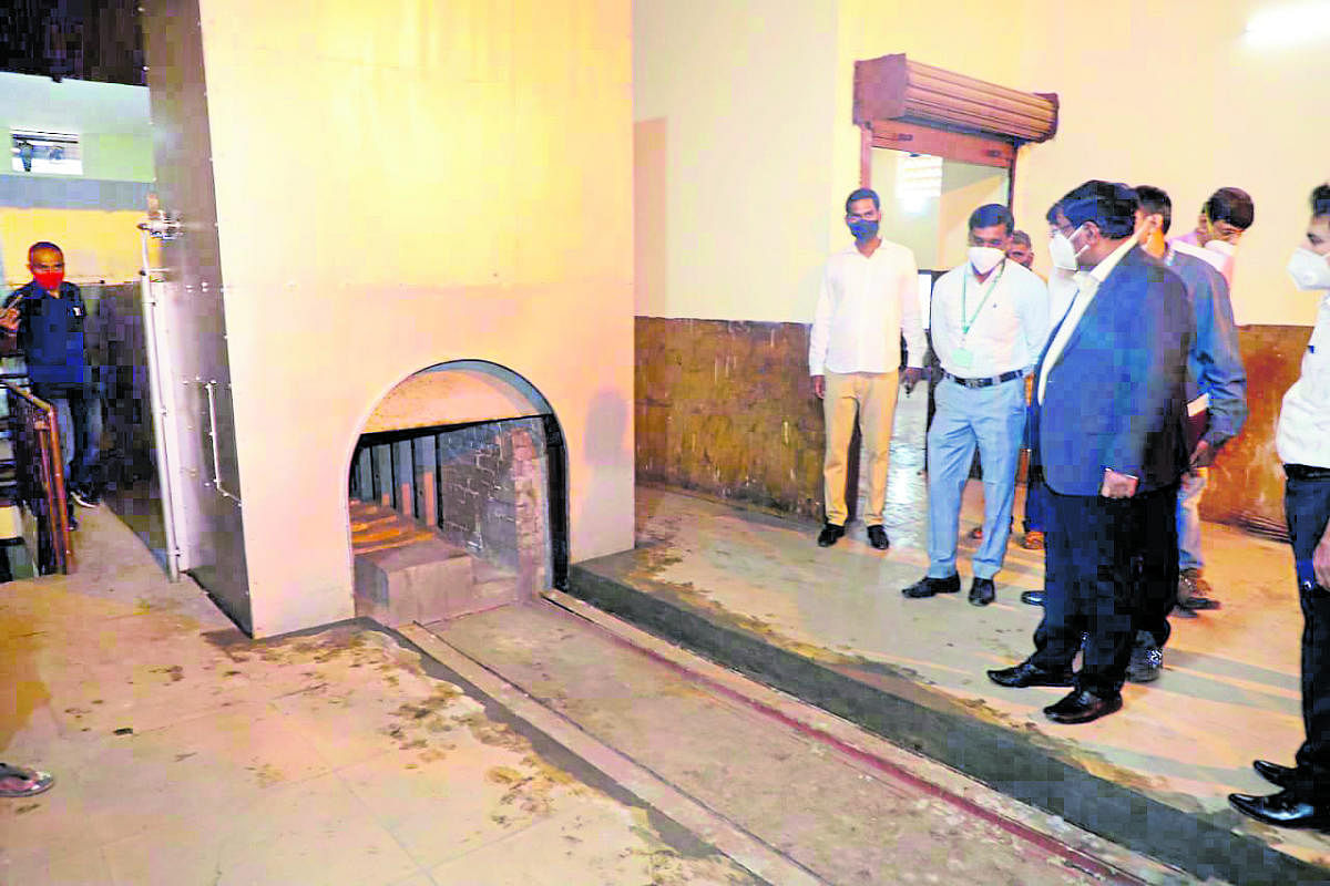BBMP Commissioner N Manjunatha Prasad inspects a crematorium in Padarayanapura.
