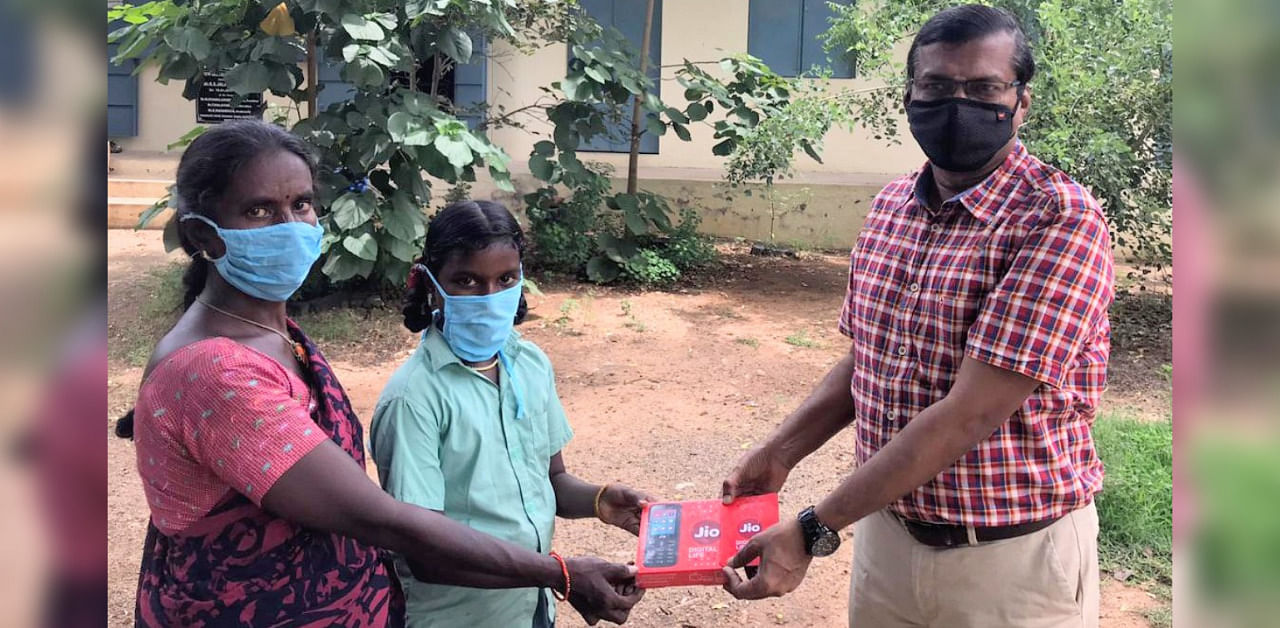 To take the burden off from parents and to encourage students, teachers of a government-aided school in Madurai have pooled in resources to buy 50 smartphones to “gift” to students who join the sixth standard. Credit: DH Photo