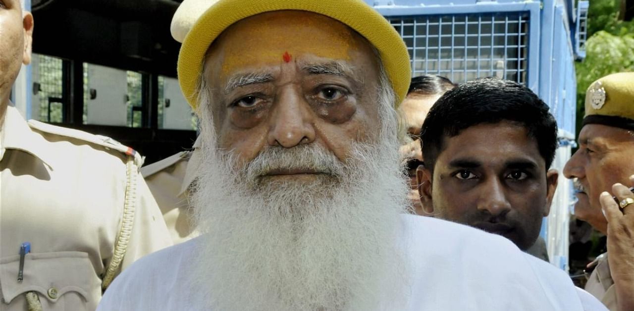 Asaram Bapu being produced in Jodhpur court in connection with the sexual harassment case. Credits: PTI