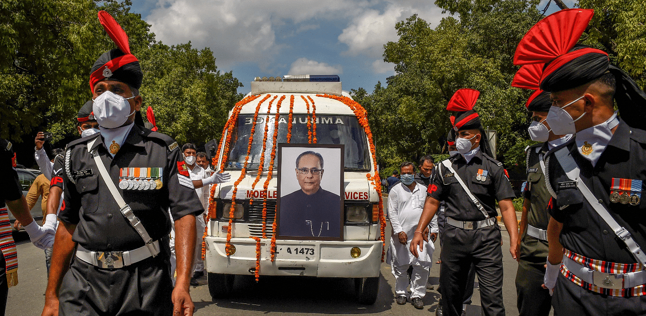 The mortal remains of former president Pranab Mukherjee being taken to Lodhi Road crematorium from his residence for the final rites. Credit: PTI Photo