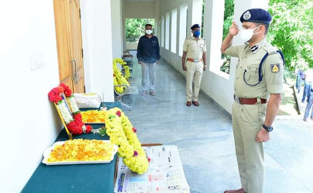 Inspector General of Police, Southern Range, Vipul Kumar pays tributes to a police personnel who died of Covid-19 recently, in Mysuru.