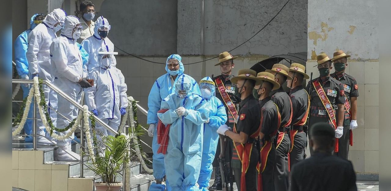 Masks, social distancing during Pranab Mukherjee last rites. Credit: PTI Photo