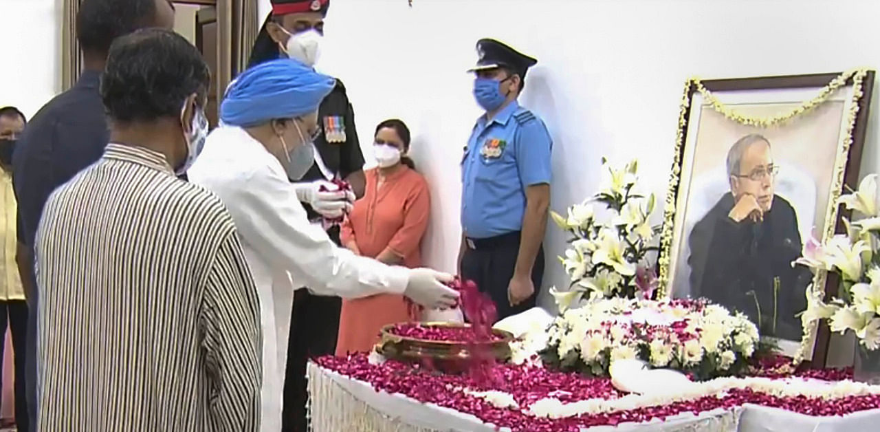 Former Prime Minister Manmohan Singh paying last respects to Pranab Mukherjee. Credit: PTI Photo