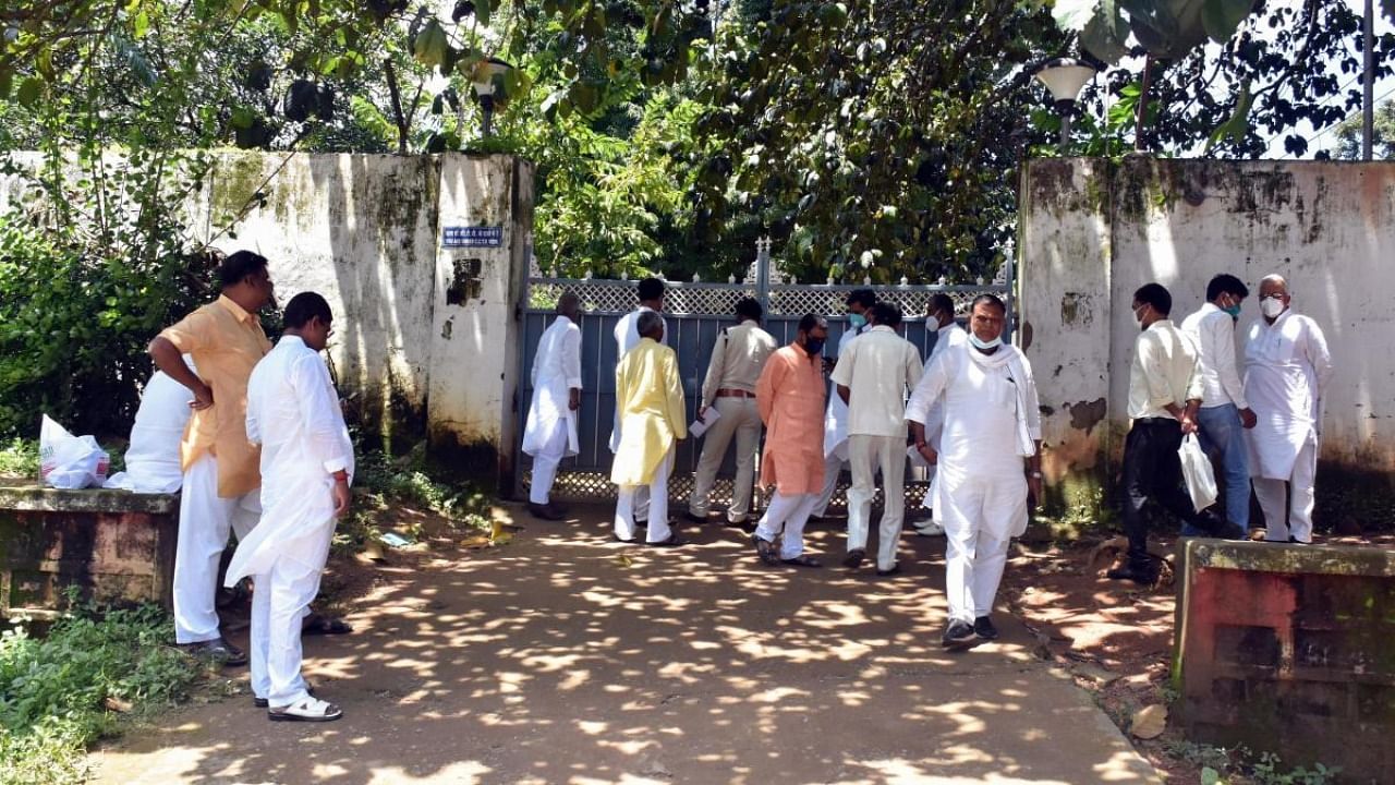 Rashtriya Janta Dal (RJD) party workers wait to meet party chief Lalu Prasad Yadav at Director's bungalow of Rajendra Institute of Medical Science (RIMS) ahead of Bihar Assembly Election, in Ranchi. Credit: PTI