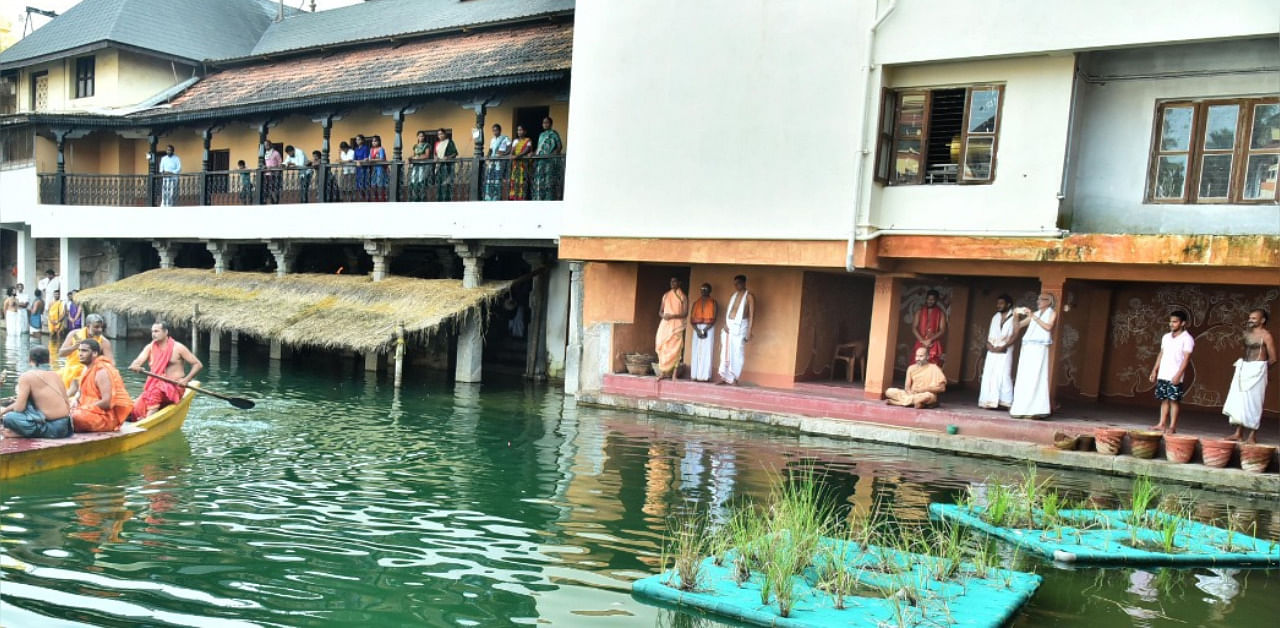 Paryaya Admar mutt pontiff Vishwapriyateertha swamiji and seers from different mutts immersed the idol of Ganesha at Madhwasarovara in Krishna temple in Udupi. Credit: DH Photo