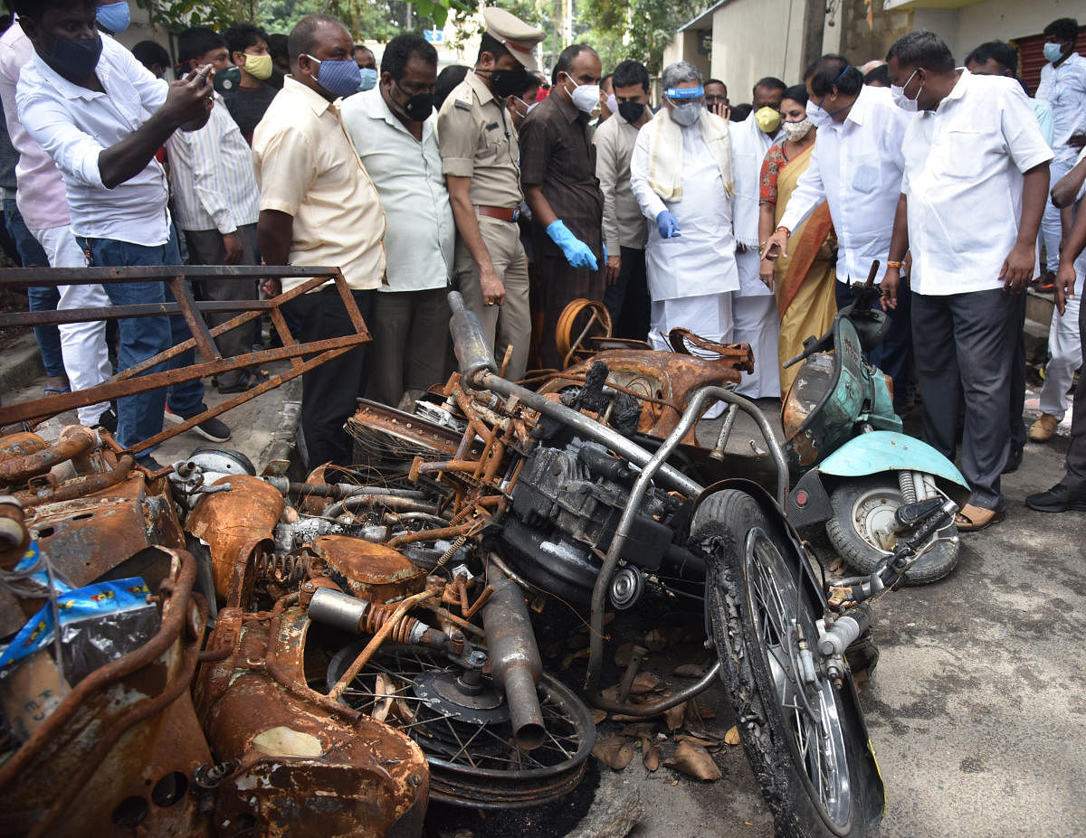 Siddaramaiah, Opposition leader inspecting burnt house of Akhanda Srinivasa Murthy house, and vehicles at Kaval Byrasandra, in Bengaluru on Wednesday, 02 September 2020. Akhanda Srinivasa Murthy, Rizwan Arshad and other leaders are seen. Photo by S K Dine