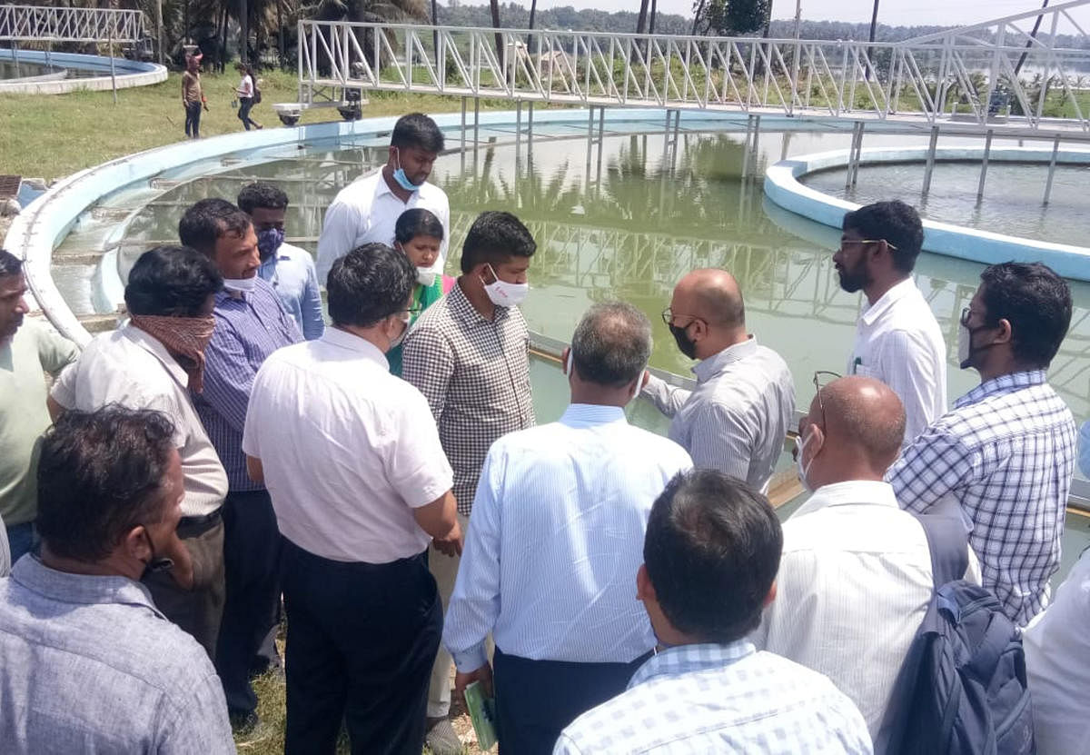 MP Pratap Simha inspects Hongalli water purification units on Thursday. Mysuru City Corporation Commissioner Gurudatta Hegde is seen. DH PHOTO