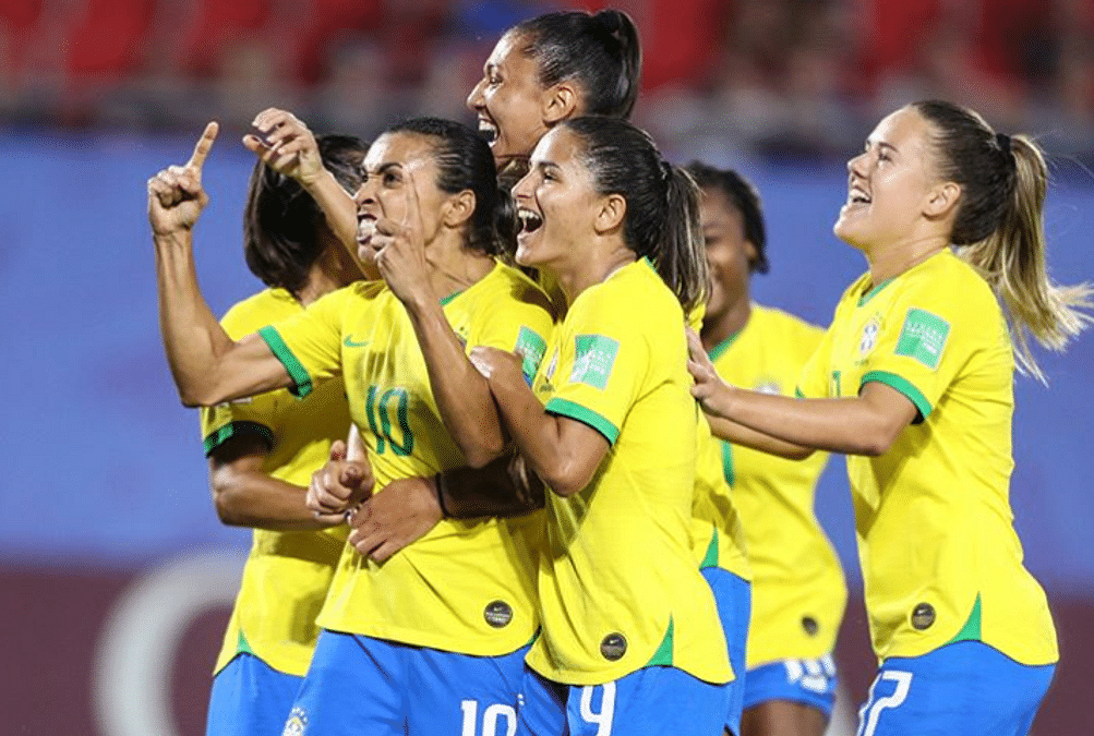 Brazil announces equal pay for national football teams – DW – 09