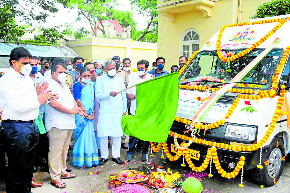 District In-charge Minister S T Somashekar flags off ‘Pashu Sanjeevani’, an ambulance for livestock in Mysuru on Saturday. Deputy Commissioner B Sharat, MUDA Chairman H V Rajeev and ZP President Parimala Shyam are seen. DH PHOTO
