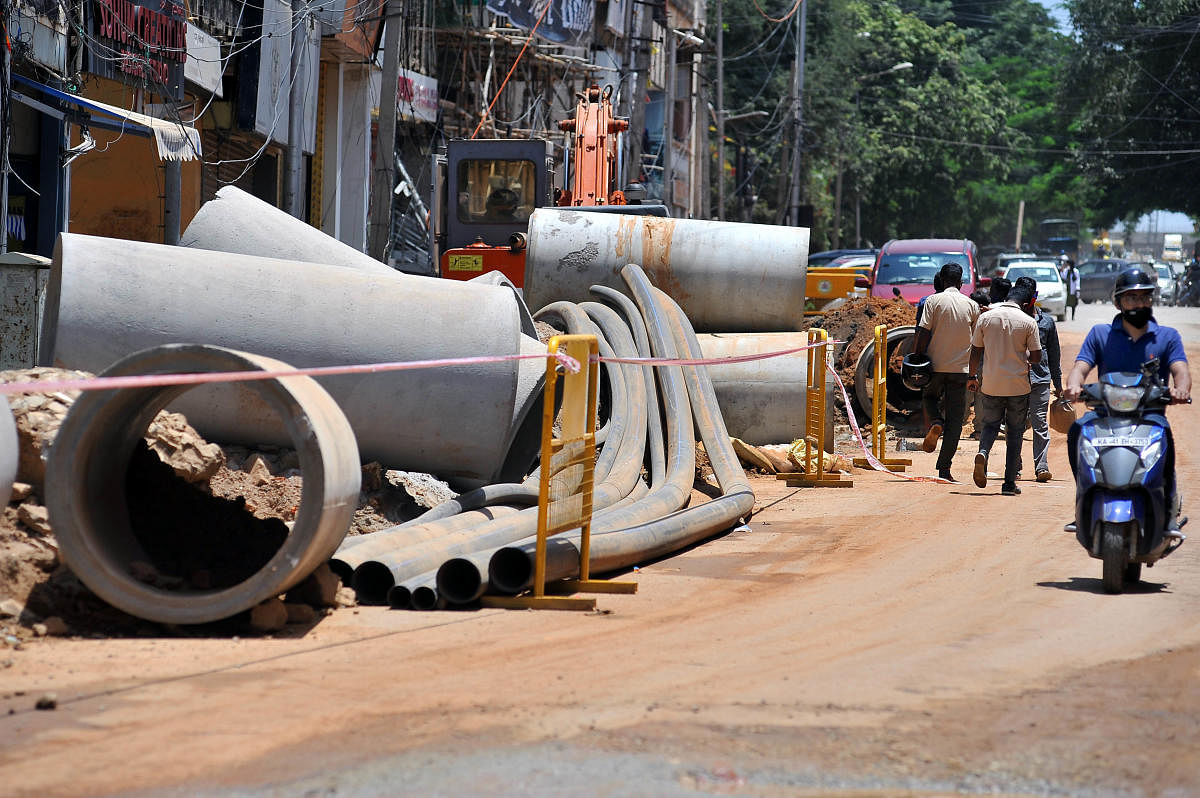 Smart City Project work underway at Kamaraj Road near Commercial Street in Bengaluru on Friday. DH Photo/Pushkar V