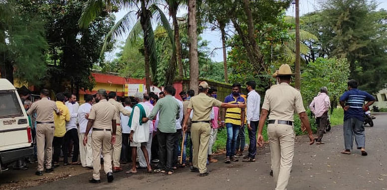 Khanapur police detaining Congress party workers at Khanapur town in Belagavi district on Monday while obstructing foundation stone laying programmes of PMGSY by MP Anantkumar Hegde. Credit: DH