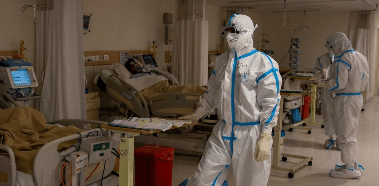 Medical workers treat patients infected with the coronavirus disease (Covid-19) at a hospital in New Delhi. Credit: Reuters