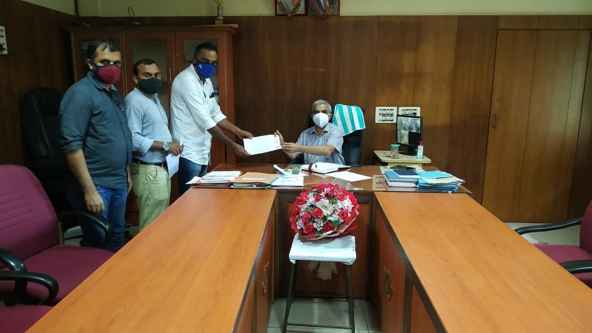 A delegation from DYFI submitted a memorandum to the DHO in Mangaluru.