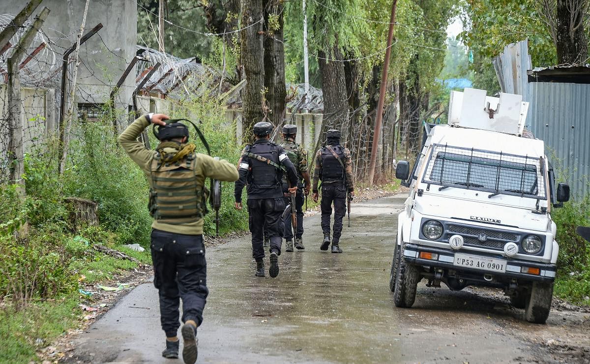 Baramulla: Security forces arrive at the encounter site at Yedipora, in Pattan area of Baramulla district in north Kashmir, Friday, Sept. 4, 2020. An unidentified militant was killed and three security personnel, including an Army officer, were injured in