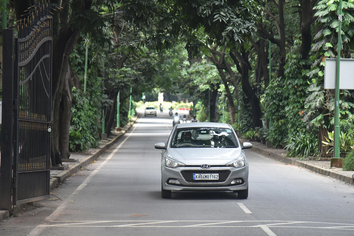 The study further said the traffic on the CBD roads was at "worst level" even when Cubbon Park is open for vehicles. Credit: DH Photo/S K Dinesh