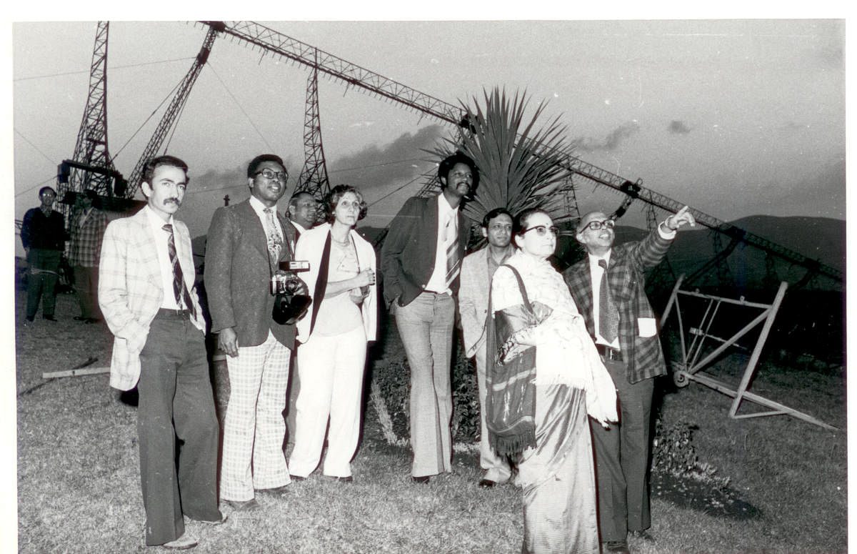 Dr Govind Swarup gives an explanation to visitors at the Ooty Telescope in the 1970s. Photo credit: TIFR Archives