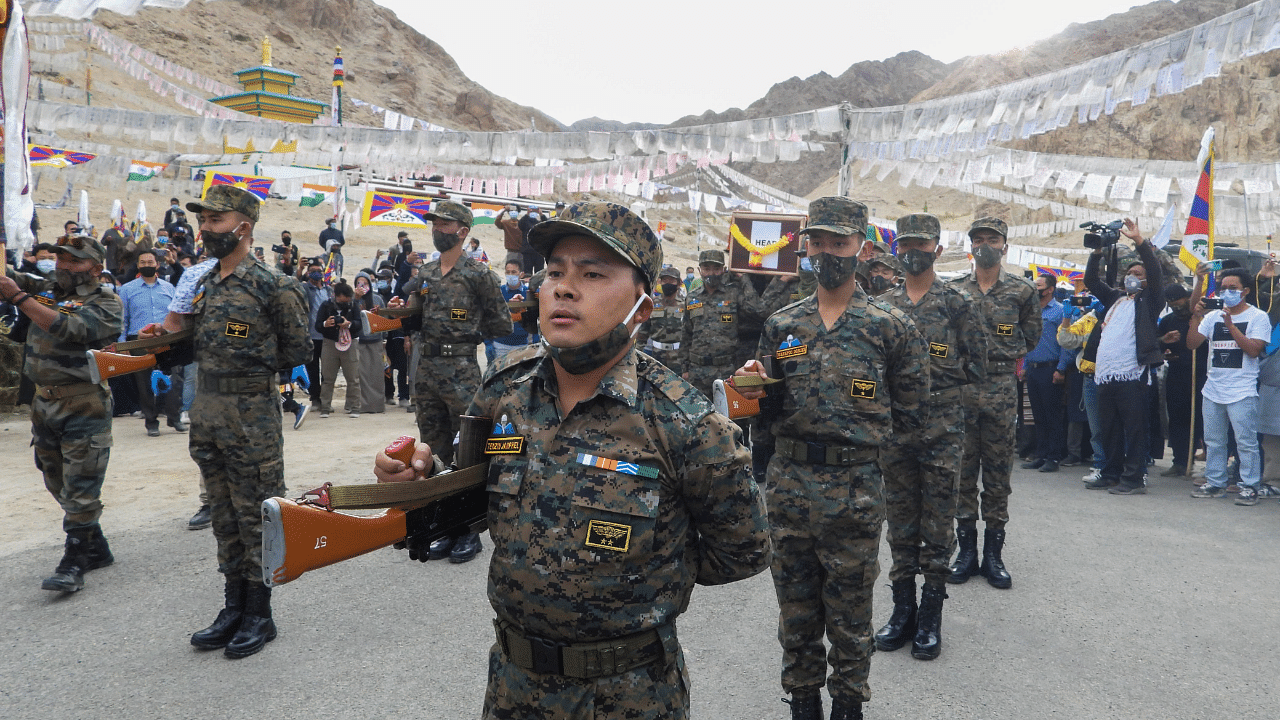 Tibetan military. Credits: Bloomberg