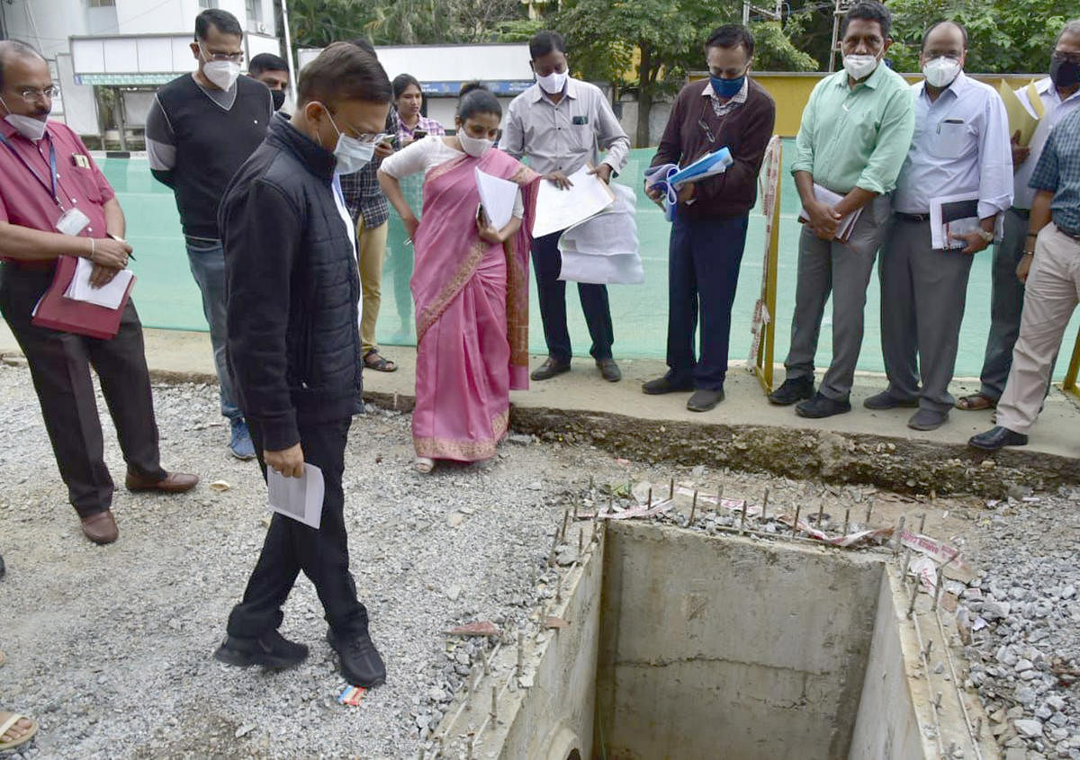 BBMP administrator Gaurav Gupta inspects a roadwork under the Smart Cities Mission on Thursday. DH PHOTO
