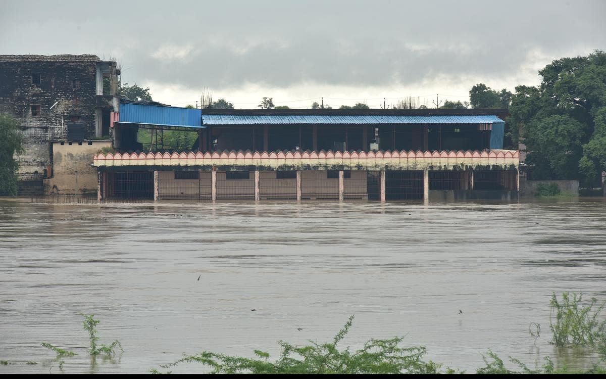 The meandering Kagina river inundates Uttaradi Mutt at Malkhed in Kalaburagi district on Friday. DH PHOTO