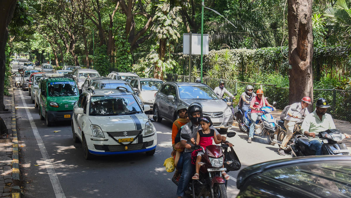 Traffic movement in Sri Chamarajendra Park (Cubbon Park) in Bengaluru. Credits: DH Photo