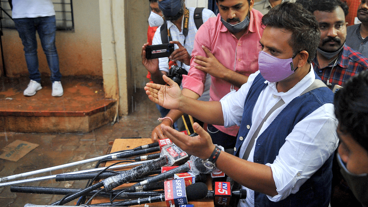 Kannada actor Akul Balaji appears for questioning at the CCB headquarters in Bengaluru in the Sandalwood drugs scandal on on Saturday. Credits: DH Photo