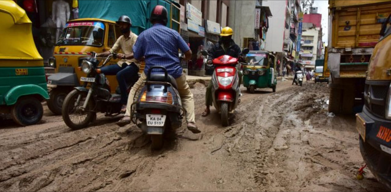 Roads in Chickpet as works start. Credit: DH Photo