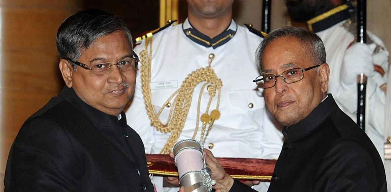 The President, Shri Pranab Mukherjee presenting the Padma Shri Award to Dr Sekhar Basu(L). Credit: Wikimedia Commons