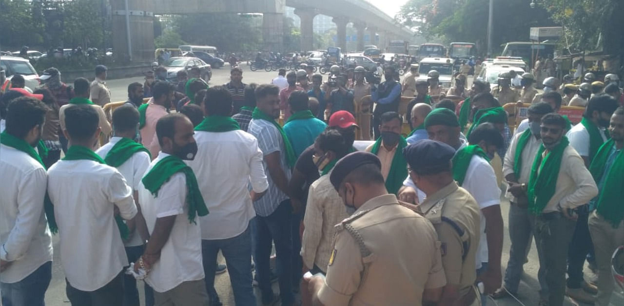 Farmers protest at Goraguntepalya Junction on Tumakuru Road. Credit: DH Photo