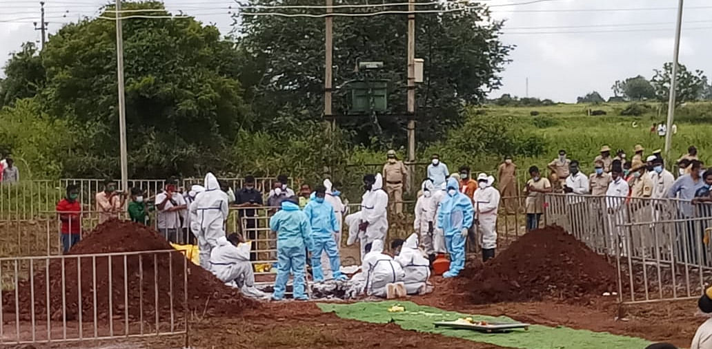The family members of the deceased were inconsolable as the medical staff, geared in their PPE kit, carried the mortal remains of the legislator to the cremation site. Credit: Special arrangement