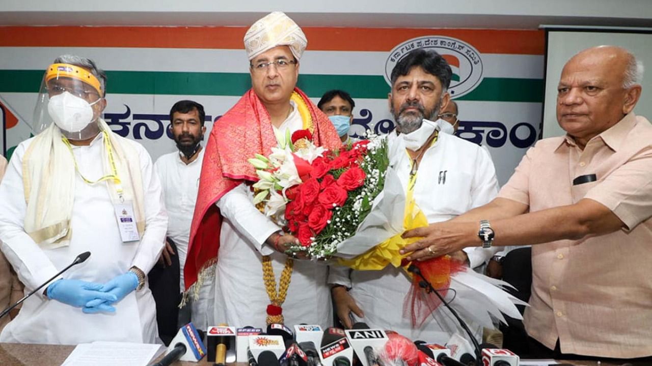 Leader of Opposition in Council S R Patil greets AICC general secretary and Karnataka in-charge Randeep Singh Surjewala with a bouquet during a felicitation event in Bengaluru on Sunday. CLP leader Siddaramaiah and KPCC president D K Shivakumar are seen. DH photo.