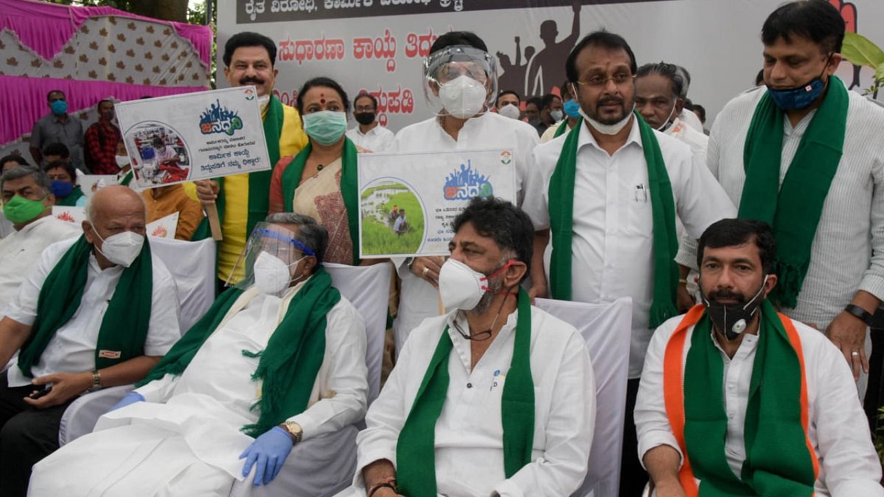 KPCC president DK Shivakumar, CLP leader Siddaramaiah, S R Patil, KPCC active president Saleem Ahmed and others with other Congress leaders stage Dharna protest against Land Reforms Act, in Bengaluru on Monday. DH Photo/ B H Shivakumar