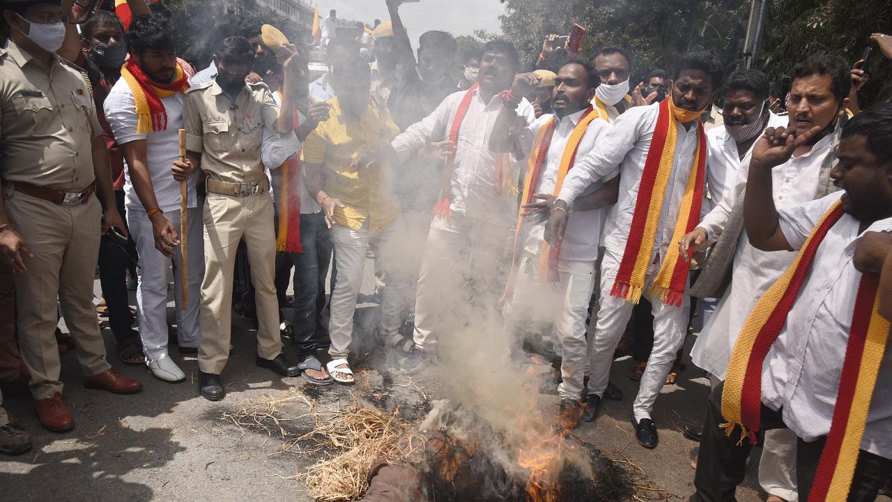 Various organisation members burning the effigy of Chief Minister in Karnataka State bandh against APMC and Land Reform Acts at Town Hall in Bengaluru. Credits: DH Photo