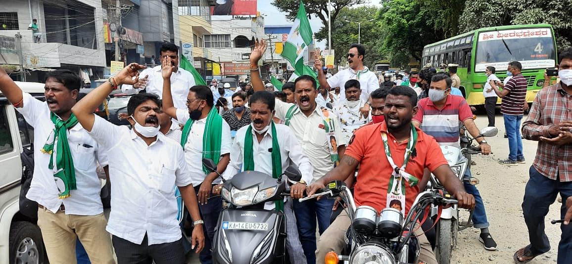 Activists of JD(S) taking out bike rally in support of bandh in Shivamogga on Monday. Credit: DH Photo